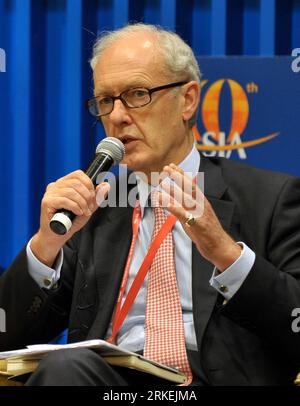 Bildnummer: 55265027  Datum: 15.04.2011  Copyright: imago/Xinhua (110415) -- BOAO, April 15, 2011 (Xinhua) -- Anthony Bolton, President of Investments of Fidelity International, delivers a speech in the forum of Capital Inflow, Hot Money & Bubbles during the Boao Forum for Asia (BFA) Annual Conference 2011 in Boao, south China s Hainan Province, April 15, 2011. (Xinhua/Guo Cheng) (lfj) CHINA-BOAO-BFA-DISCUSSION (CN) PUBLICATIONxNOTxINxCHN People Politik Wirtschaft Konferenz BOAO kbdig xsp 2011 hoch     Bildnummer 55265027 Date 15 04 2011 Copyright Imago XINHUA  Boao April 15 2011 XINHUA Anthon Stock Photo