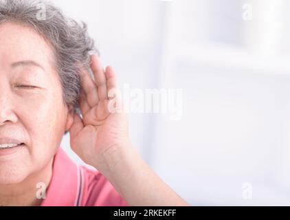 Closeup senior Woman perdita dell'udito, difficile da udire Foto Stock