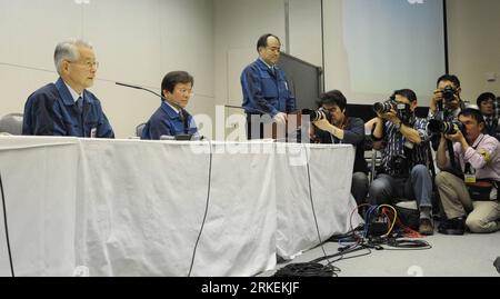 Bildnummer: 55268926 Datum: 17.04.2011 Copyright: imago/Xinhua TOKYO, 17 aprile 2011 (Xinhua) - Tsunehisa Katsumata (L), presidente della Tokyo Electric Power Co. (TEPCO), parla durante una conferenza stampa a Tokyo il 17 aprile 2011. La centrale elettrica di Fukushima n. 1 paralizzata si stabilizzerà a una condizione nota come arresto a freddo tra circa 6-9 mesi, ha detto domenica la Tokyo Electric Power Co., operatore della centrale nucleare di Fukushima. (Xinhua/Kenichiro Seki) (nxl) JAPAN-TOKYO-TEPCO-CONFERENZA STAMPA PUBLICATIONxNOTxINxCHN Wirtschaft energie atomenergie Reaktor Kraftwerk Atomreaktor AKW Atomunfal Foto Stock