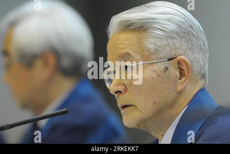 Bildnummer: 55268927  Datum: 17.04.2011  Copyright: imago/Xinhua TOKYO, April 17, 2011 (Xinhua) -- Tsunehisa Katsumata, chairman of the Tokyo Electric Power Co. (TEPCO), speaks during a press conference in Tokyo April 17, 2011. The crippled Fukushima No. 1 power plant will be stabilized to a condition known as cold shutdown in about six to nine months, Tokyo Electric Power Co., operator of the Fukushima nuclear plant said Sunday. (Xinhua/Kenichiro Seki) (nxl) JAPAN-TOKYO-TEPCO-PRESS CONFERENCE PUBLICATIONxNOTxINxCHN Wirtschaft Energie Atomenergie Reaktor Kraftwerk Atomreaktor AKW Atomunfall St Stock Photo