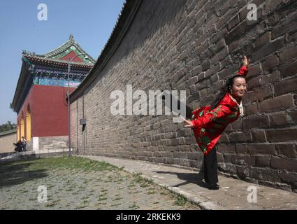 Bildnummer: 55268912 Datum: 14.04.2011 Copyright: imago/Xinhua BEIJING, 17 aprile 2011 (Xinhua) -- foto scattata il 14 aprile 2011 mostra Wang Yige praticare la sua abilità nel Tempio del cielo a Pechino, capitale della Cina. Wang Yige è una performer dell'Opera di Pechino specializzata nella recitazione di Qingyi, un ruolo femminile che rappresenta una donna giovane o di mezza età con disposizioni gentili e raffinate nell'Opera di Pechino. Wang eredita le arie sviluppate da Zhang Junqiu (1920-1997), uno dei migliori artisti dell'Opera di Pechino. Wang è nato nella provincia di Shandong nella Cina orientale e ha studiato in una scuola di infermieristica. Si è imbattuta in una o. Foto Stock