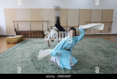 Bildnummer: 55268916  Datum: 14.04.2011  Copyright: imago/Xinhua BEIJING, April 17, 2011 (Xinhua) -- Photo taken on April 14, 2011 shows Wang Yige (front) rehearses in Mei Lanfang Theater in Beijing, capital of China. Wang Yige is a Peking Opera performer who specializes in acting Qingyi, a female role representing young or middle-aged woman with gentle and refined dispositions in the Peking Opera. Wang inherits the arias developed by Zhang Junqiu (1920-1997), a top Peking Opera performer. Wang was born in east China s Shandong Province and studied in a nursing school. She came across an oppor Stock Photo