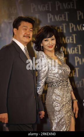 Bildnummer: 55269347  Datum: 17.04.2011  Copyright: imago/Xinhua (110417) -- HONG KONG, April 17, 2011 (Xinhua) -- Actress Angie Chiu and her husband walk on the red carpet during the 30th Hong Kong Film Awards presenting ceremony in Hong Kong, south China, April 17, 2011. (Xinhua/Duan Zhuoli)(xzj) CHINA-HONG KONG-FILM AWARDS (CN) PUBLICATIONxNOTxINxCHN Entertainment Kultur People Film Preisverleihung kbdig xsp xo0x 2011 hoch     Bildnummer 55269347 Date 17 04 2011 Copyright Imago XINHUA  Hong Kong April 17 2011 XINHUA actress Angie Chiu and her Husband Walk ON The Red Carpet during The 30th H Stock Photo