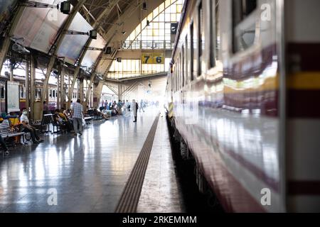 Bangkok, Thailandia - 6 marzo 2020: Un treno stazionario alla stazione ferroviaria di Bangkok. Foto Stock