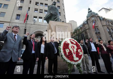 Bildnummer: 55275542  Datum: 19.04.2011  Copyright: imago/Xinhua (110420) -- SANTIAGO, April 20, 2011 (Xinhua) -- Members of the Chilean Socialist party present flowers to the statue of the late Chilean President Salvador Allende in Santiago, Chile, April 19, 2011. The Chilean Socialist party celebrated the 78th anniversary of its foundation on Tuesday. (Xinhua) (gy) CHILE-SANTIAGO-ANNIVERSARY-CELEBRATION PUBLICATIONxNOTxINxCHN Politik kbdig xub 2011 quer premiumd o0 Sozialisten    Bildnummer 55275542 Date 19 04 2011 Copyright Imago XINHUA  Santiago April 20 2011 XINHUA Members of The Chilean Stock Photo