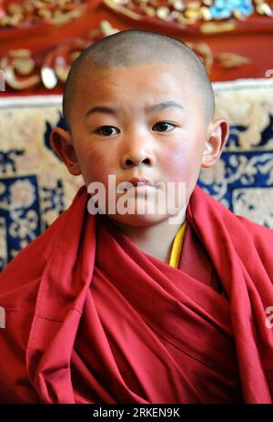 Bildnummer: 55277600 Datum: 18.04.2011 Copyright: imago/Xinhua (110420) -- LHASA, 20 aprile 2011 (Xinhua) -- foto scattata il 15 aprile 2011 mostra l'immagine del sesto Buddha vivente Dezhub Jamyang Sherab Palden. Il giovane Buddha vivente ha concluso una visita di sei giorni, la prima di questo tipo dal suo intronismo nell'agosto 2010x, a Lhasa, dove si trovano molti noti lamasserie e luoghi storici il mercoledì. (Xinhua/Chogo) (ljh) CHINA-LHASA-6TH LIVING BUDDHA DEZHUB-MONASTERY VISIT (CN) PUBLICATIONxNOTxINxCHN People Gesellschaft Religion Buddhismus kbdig xsk 2011 hoch premiumd o0 Wiedergeburt Bud Foto Stock