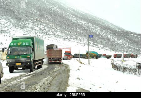 Bildnummer: 55284267  Datum: 23.04.2011  Copyright: imago/Xinhua (110423) -- GARZE, April 23, 2011 (Xinhua) -- Vehicles move slowly on the ice and snow-covered national road linking Garze County and Dege County in southwest China s Sichuan Province, April 23, 2011. Due to the continuous snowfall, the Garze-Dege section of National Road 317 which links Sichuan and neighboring Tibet Autonomous Region was covered with snow of over 50 cm in thickness, causing many vehicles stranded for hours. (Xinhua/Chen Haining) (hdt) CHINA-GARZE-TRAFFIC-SNOWFALL (CN) PUBLICATIONxNOTxINxCHN Gesellschaft Verkehr Stock Photo