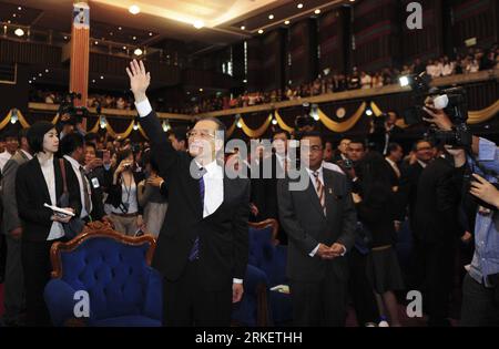 Bildnummer: 55293536 Datum: 27.04.2011 Copyright: imago/Xinhua (110427) -- KUALA LUMPUR, 27 aprile 2011 (Xinhua) -- il Premier cinese Wen Jiabao Waves all'Università della Malesia a Kuala Lumpur, Malesia, 27 aprile 2011. Wen ha visitato l'Università della Malesia e ha avuto strette interazioni con insegnanti e studenti lì il mercoledì. (Xinhua/Zhang Duo)(mcg) MALAYSIA-CINA-WEN JIABAO-UNIVERSITY OF MALAYA-VISIT PUBLICATIONxNOTxINxCHN People Politik kbdig xmk xo0x 2011 quer Bildnummer 55293536 Data 27 04 2011 Copyright Imago XINHUA Kuala Lumpur aprile 27 2011 XINHUA Chinese Premier Wen Jiabao Wa Foto Stock