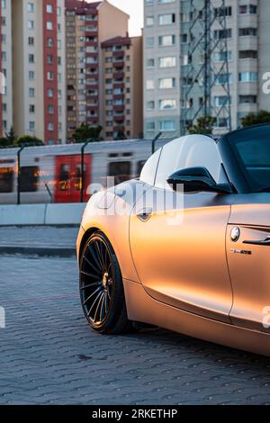 BMW Z4 grigia al tramonto della città. Foto Stock