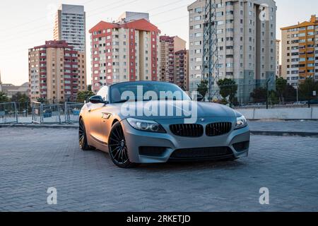 BMW Z4 grigia al tramonto della città. Foto Stock