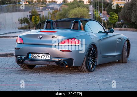 BMW Z4 grigia al tramonto della città. Foto Stock