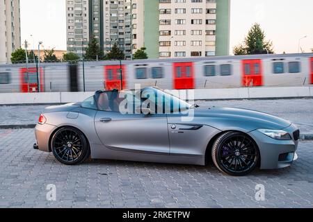 BMW Z4 grigia al tramonto della città. Foto Stock