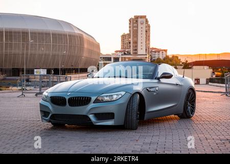 BMW Z4 grigia al tramonto della città. Foto Stock