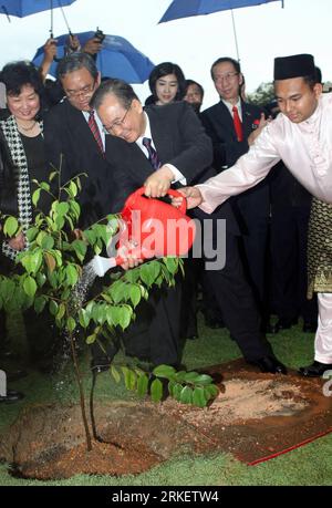 Bildnummer: 55295618  Datum: 27.04.2011  Copyright: imago/Xinhua (110427) -- KUALA LUMPUR, April 27, 2011 (Xinhua) -- Chinese Premier Wen Jiabao (2nd R, front) plants a tree as a token of hope and friendship at the University of Malaya in Kuala Lumpur, Malaysia, April 27, 2011. Wen visited the University of Malaya and had close interactions with teachers and students there on Wednesday. (Xinhua/Yao Dawei)(mcg) MALAYSIA-CHINA-WEN JIABAO-UNIVERSITY OF MALAYA-VISIT PUBLICATIONxNOTxINxCHN People Politik kbdig xsk 2011 hoch     Bildnummer 55295618 Date 27 04 2011 Copyright Imago XINHUA  Kuala Lumpu Stock Photo