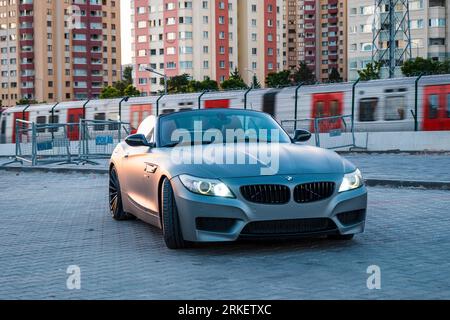 BMW Z4 grigia al tramonto della città. Foto Stock