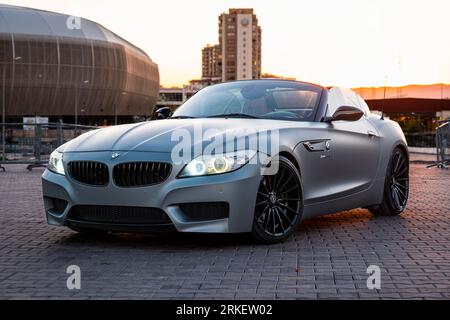 BMW Z4 grigia al tramonto della città. Foto Stock