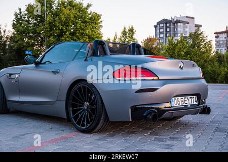 BMW Z4 grigia al tramonto della città. Foto Stock