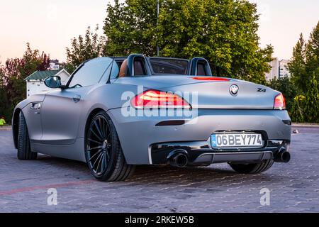 BMW Z4 grigia al tramonto della città. Foto Stock