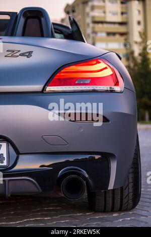 BMW Z4 grigia al tramonto della città. Foto Stock