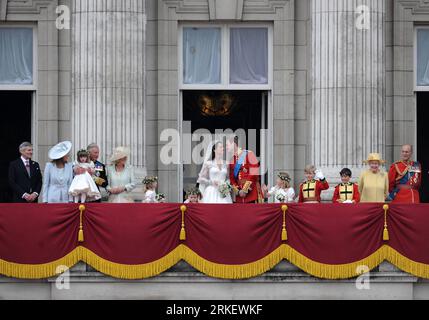 Bildnummer: 55302840 Datum: 29.04.2011 Copyright: imago/Xinhua L-R: Michael e Carole Middleton, il principe Carlo e Camilla, il principe Guglielmo e la sua sposa la principessa Caterina, la regina Elisabetta II (R), il principe Filippo Mountbatten, duca di Edimburgo (R) sul balcone di Buckingham Palace dopo il loro matrimonio (Xinhua/Zeng Yi) (ybg) UK-LONDON-ROYAL WEDDING PUBLICATIONxNOTxINxCHN Entertainment Gesellschaft London People Adel GBR Königshaus Hochzeit Kate Catherine Middleton Prinz William Windsor kbdig xsp premiumd 2011 quer o0 Familie Mann Frau Ehemann Ehefrau Brautpaar Vater Mutter Schwiegervater Foto Stock