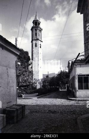 1950's, Prilep, Macedonia, Torre dell'Orologio nel vecchio Bazar, costruito nel 1858, la Torre dell'Orologio è considerata una torre pendente. Foto Stock