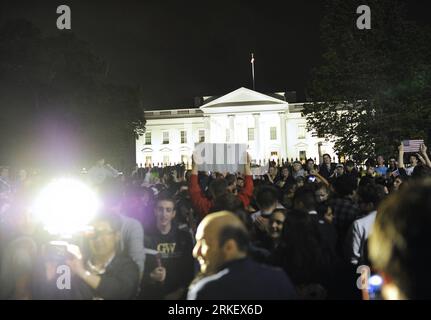 Bildnummer: 55307432 Datum: 01.05.2011 Copyright: imago/Xinhua WASHINGTON D.C, 2 maggio 2011 (Xinhua) -- festeggia fuori dalla Casa Bianca a Washington D.C., capitale degli Stati Uniti, 1 maggio 2011. Il presidente degli Stati Uniti Barack Obama ha annunciato domenica sera che un'operazione statunitense ha ucciso il leader di al-Qaida Osama bin Laden ( bin Ladin ) in Pakistan e messo il suo corpo sotto custodia degli Stati Uniti. (Xinhua/Zhang Jun) (jl) U.S.-OSAMA Bin Laden ( bin Ladin )-DEAD-CELEBRATION PUBLICATIONxNOTxINxCHN Politik USA Bin Laden ( bin Ladin ) Freude Feier kbdig xcb 2011 quer premiumd o0 Weißes Haus Gebäude Nacht totale Gegenlich Foto Stock