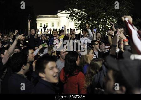 Bildnummer: 55308872 Datum: 02.05.2011 Copyright: imago/Xinhua (110502) -- WASHINGTON D.C., 2 maggio 2011 (Xinhua) -- festeggia fuori dalla Casa Bianca a Washington D.C., capitale degli Stati Uniti, 1 maggio 2011. Il presidente degli Stati Uniti Barack Obama ha annunciato domenica sera che un'operazione statunitense ha ucciso il leader di al-Qaida Osama bin Laden ( bin Ladin ) in Pakistan e messo il suo corpo sotto custodia degli Stati Uniti. (Xinhua/Zhang Jun) (jl) U.S.-OSAMA Bin Laden ( bin Ladin )-DEAD-CELEBRATION PUBLICATIONxNOTxINxCHN Politik Gesellschaft Jubel Freude Tod kbdig xkg 2011 quer o0 totale Weißes Haus Bildnummer 55308872 Data 0 Foto Stock