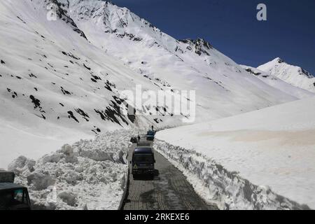 Bildnummer: 55310045 Datum: 02.05.2011 Copyright: imago/Xinhua (110502) -- SRINAGAR, 2 maggio 2011 (Xinhua) -- i veicoli passano attraverso il passo montano di Zojila, 108 chilometri a nord di Srinagar, capitale estiva del Kashmir controllato dagli indiani, il 2 maggio 2011. Il collegamento stradale Srinagar-Leh nel Kashmir controllato dagli indiani è riaperto per il traffico veicolare lunedì, hanno detto i funzionari. La Border Roads Organization (BRO) che mantiene la strada la aprì dopo aver pulito la neve dal passo Zojila, a 3.630 metri sul livello del mare. La strada di 434 chilometri fu chiusa a seguito delle pesanti nevicate in inverno. (Xinhua/Javed da Foto Stock