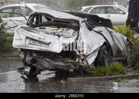 Bildnummer: 55312261 Datum: 03.05.2011 Copyright: imago/Xinhua AUCKLAND, 3 maggio 2011 (Xinhua) -- Un'auto è danneggiata durante un tornado ad Albany, North Auckland, nuova Zelanda, 3 maggio 2011. Almeno due sono morti e più di 20 sono rimasti feriti dopo che un freak tornado ha strappato attraverso un centro commerciale nel nord della più grande città della nuova Zelanda, Auckland Tuesday. (Xinhua/NZPA/David Rowland) NUOVA ZELANDA-AUCKLAND-TORNADO PUBLICATIONxNOTxINxCHN Gesellschaft Neuseeland Tornado Wetter Sturm Schäden kbdig xcb 2011 quer o0 Auto Wrack Autowrack Bildnummer 55312261 Data 03 05 2011 Copyright Imago XINHUA Auckl Foto Stock