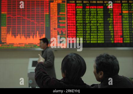 Bildnummer: 55315506  Datum: 04.05.2011  Copyright: imago/Xinhua (110504) -- HANGZHOU, May 4, 2011 (Xinhua) -- Investors watch an electronic board at a stock trading hall in Hangzhou, capital of east China s Zhejiang Province, May 4, 2011. Chinese shares fell sharply Wednesday with the benchmark Shanghai Composite Index hitting its lowest point in more than two months. The index finished at 2,866.02, down 66.17 points, or 2.26 percent. The Shenzhen Component Index fell 2.84 percent, or 353.06 points, to close at 12,070.41. (Xinhua/Huang Zongzhi)(hdt) CHINA-STOCKS-DECLINE (CN) PUBLICATIONxNOTxI Stock Photo