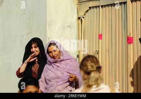 Bildnummer: 55316848 Datum: 04.05.2011 Copyright: imago/Xinhua (110504) - ABBOTTABAD (PAKISTAN), 4 maggio 2011 (Xinhua) -- le donne si trovano accanto a una casa dove Osama bin Laden ( bin Ladin ) è stato ucciso dall'esercito americano durante un'operazione speciale nel nord-ovest del Pakistan ad Abbottabad il 4 maggio, 2011 giornalisti stranieri e locali sono stati autorizzati martedì per la seconda volta a salire sulle pareti di cemento di 6 metri del complesso dove Osama bin Laden ( bin Ladin ) aveva vissuto per anni. (Xinhua Photo/Ahmad Kamal) PAKISTAN-ABBOTTABAD-OSAMA bin Laden ( bin Ladin )-COMPOUND PUBLICATIONxNOTxINxCHN People Politik Bin Foto Stock