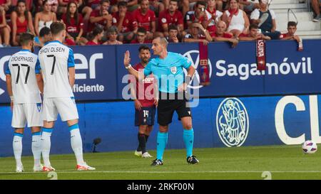 Pamplona, Spagna. 24 agosto 2023. Sport. Calcio/calcio.Philip Zinckernagel (77. Club Brugge ), Philip Zinckernagel (77. Club Brugge ), Benoit Millot (arbitro di partita) e Ruben Garcia (14. CA Osasuna) durante la partita di calcio della partita di andata delle qualificazioni alla UEFA Europa Conference League tra CA Osasuna e il Club Brugge, giocata allo stadio El Sadar di Pamplona (Spagna) il 24 agosto 2023. Credito: Inigo Alzugaray/CordonPress credito: CORDON PRESS/Alamy Live News Foto Stock