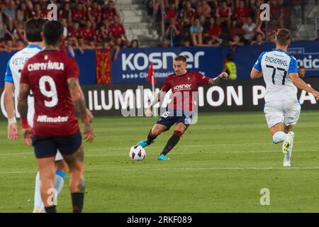 Pamplona, Spagna. 24 agosto 2023. Sport. Calcio/calcio.Ruben Peña (15. CA Osasuna) e Philip Zinckernagel (77. Club Brugge ) durante la partita di calcio della prima tappa del play-off di qualificazione della UEFA Europa Conference League tra CA Osasuna e Club Brugge hanno giocato allo stadio El Sadar a Pamplona (Spagna) il 24 agosto 2023. Credito: Inigo Alzugaray/CordonPress credito: CORDON PRESS/Alamy Live News Foto Stock