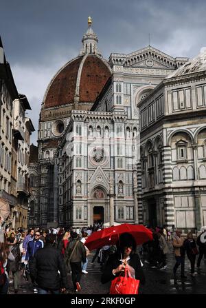 Bildnummer: 55319889  Datum: 03.05.2011  Copyright: imago/Xinhua (110506) -- FLORENCE, May 6, 2011 (Xinhua) -- Picture taken on May 3, 2011 shows the historic center in Florence, central Italy. Florence is the capital city of the Italian region of Tuscany and the symbol of the Renaissance. UNESCO inscribed the historic center of Florence in the World Heritage List in 1982. (Xinhua/Wang Qingqin) (lyx) ITALY-FLORENCE-SCENERY PUBLICATIONxNOTxINxCHN Reisen kbdig xub 2011 hoch o0 Architektur    Bildnummer 55319889 Date 03 05 2011 Copyright Imago XINHUA  Florence May 6 2011 XINHUA Picture Taken ON M Stock Photo