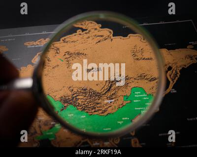 Vista dall'alto con lente di ingrandimento e mappa della RUSSIA Foto Stock