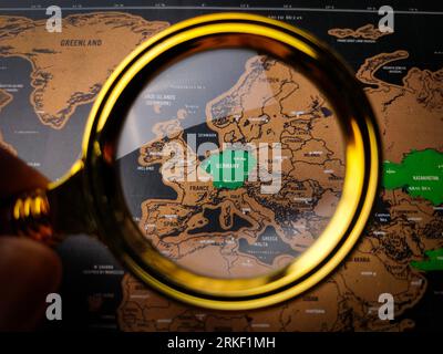 Vista dall'alto con lente d'ingrandimento d'epoca e focalizzazione sulla mappa TEDESCA Foto Stock