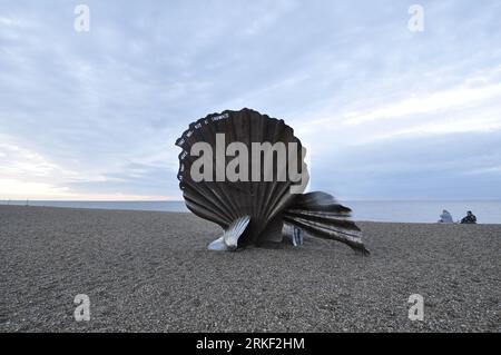 Scultura di Maggie Hambling's Scallop sulla spiaggia di Aldeburgh, Suffolk, Inghilterra, Regno Unito Foto Stock