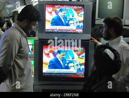 Bildnummer: 55331603 Datum: 09.05.2011 Copyright: imago/Xinhua (110510)-- PESHAWAR, maggio 10,2011 (Xinhua)-- i residenti pakistani guardano l'indirizzo televisivo del primo ministro pakistano Yousuf Raza Gilani trasmesso nel nord-ovest del Pakistan 's Peshawar il 9 maggio 2011. Lunedì il primo ministro pakistano Yusuf Raza Gilani ha detto al parlamento che è stata ordinata un'indagine sulla presenza di bin Laden nella città di Abbottabad. (Xinhua Photo/Saeed Ahmad) PAKISTAN-GILANI-OSAMA BIN LADEN-INVESTIGATION PUBLICATIONxNOTxINxCHN Gesellschaft People Politik TV kbdig xsk 2011 quer Bildnummer 5533160 Foto Stock