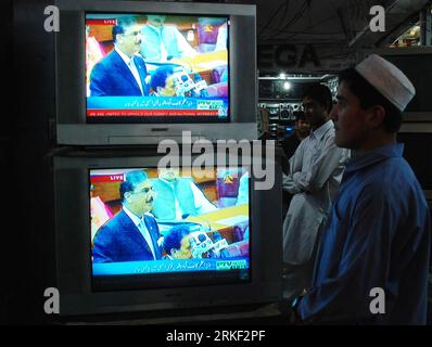 Bildnummer: 55331601 Datum: 09.05.2011 Copyright: imago/Xinhua (110510)-- PESHAWAR, maggio 10,2011 (Xinhua) -- Un pakistano guarda la televisione trasmettendo l'indirizzo del primo ministro pakistano Yusuf Raza Gilani nel nord-ovest del Pakistan Peshawar il 9 maggio 2011. Lunedì il primo ministro pakistano Yusuf Raza Gilani ha detto al parlamento che è stata ordinata un'indagine sulla presenza di bin Laden nella città di Abbottabad. (Xinhua Photo/Saeed Ahmad) PAKISTAN-GILANI-OSAMA BIN LADEN-INVESTIGATION PUBLICATIONxNOTxINxCHN Gesellschaft People Politik TV kbdig xsk 2011 quer o0 Objekte Bildnu Foto Stock