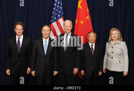 Bildnummer: 55331638 Datum: 09.05.2011 Copyright: imago/Xinhua (110509) -- WASHINGTON D.C., 9 maggio 2011 (Xinhua) -- (da L a R) Segretario al Tesoro degli Stati Uniti Timothy Geithner, Vice Premier cinese Wang Qishan, Vice Presidente degli Stati Uniti Joe Biden, il consigliere di Stato cinese dai Bingguo e il segretario di Stato americano Hillary Clinton posano per una foto durante il dialogo ad alto livello tra gli Stati Uniti e la Cina a Washington D.C., negli Stati Uniti, il 9 maggio 2011. Il terzo round della Cina-Stati Uniti Il dialogo strategico ed economico è iniziato a Washington D.C. lunedì. (Xinhua/WangFengfeng) (wjd) DIALOGO AD ALTO LIVELLO USA-CINA Foto Stock