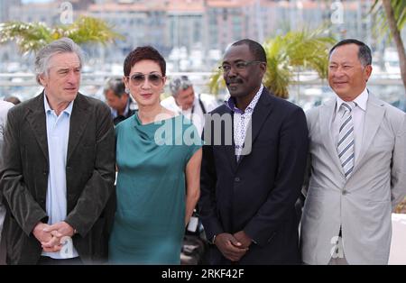 Bildnummer: 55338788 Datum: 11.05.2011 Copyright: imago/Xinhua (110511) -- CANNES, 11 maggio 2011 (Xinhua) -- il presidente della giuria Robert De Niro (L) posa con i membri della giuria Nansun Shi, Mahamat Saleh Haroun e Johnnie To durante una photocall al 64° Festival di Cannes, Francia, 11 maggio 2011. Il 64° Festival di Cannes si svolge dall'11 al 22 maggio. (Xinhua/Gao Jing) (zw) FRANCE-CANNES-FILM FESTIVAL-GIURIA MEMBRI PUBLICATIONxNOTxINxCHN Kultur Entertainment People Film 64. Internationale Filmfestspiele Cannes Photocall kbdig xsp xo0x 2011 quer Bildnummer 55338788 Data 11 05 2011 Copyright Foto Stock