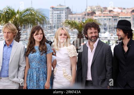 Bildnummer: 55338795 Datum: 11.05.2011 Copyright: imago/Xinhua (110511) -- CANNES, 11 maggio 2011 (Xinhua) -- (L-R) l'attore statunitense Owen Wilson, l'attrice francese Lea Seydoux, l'attrice canadese Rachel McAdams, l'attore britannico Michael Sheen e l'attore statunitense Adrien Brody partecipano a una photocall per il film Midnight in Paris al 64° Festival di Cannes, in Francia, l'11 maggio 2011. Il 64° Festival di Cannes si terrà dall'11 al 22 maggio. (Xinhua/Gao Jing) (zcc) FRANCE-CANNES-FILM FESTIVAL-MIDNIGHT IN PARIS PUBLICATIONxNOTxINxCHN Kultur Entertainment People Film 64. Internationale Filmfestspiele Canne Foto Stock
