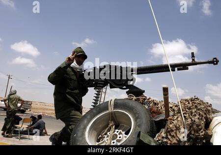 Bildnummer: 55342639 Datum: 12.05.2011 Copyright: imago/Xinhua (110512)-- AJDABIYA, 12 maggio 2011 (Xinhua) -- Un ribelle libico ritorna dalla linea del fronte alla periferia orientale della città di Ajdabiya, tra l'est ribelle e l'ovest prevalentemente governativo, il 12 maggio, 2011.(Xinhua/Wissam Nassar)(ypf) LIBIA-AJDABIYA-REBEL FIGHTER PUBLICATIONxNOTxINxCHN Gesellschaft Politik Unruhen Revolte Aufstand Militär Rebellen kbdig xub quer o0 Maschinengewehr Bildnummer 55342639 Date 12 05 2011 Copyright Imago XINHUA May 12 2011 XINHUA XINHUA XINHUA May 12 2011 XINHUA The Front Line Foto Stock