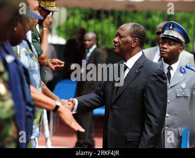 Bildnummer: 55342686 Datum: 12.05.2011 Copyright: imago/Xinhua (110512) -- ABIDJAN, 12 maggio 2011 (Xinhua) -- il presidente della Costa d'Avorio Alassane Ouattara (2° R) partecipa alla cerimonia di lutto per le vittime uccise nelle violenze post-elettorali ad Abidjan, Costa d'Avorio, 12 maggio 2011. Le autorità della Costa d'Avorio riferiscono che almeno 3.000 persone hanno perso la vita durante la crisi post-elettorale. (Xinhua/Ding Haitao) (wjd) COSTA D'AVORIO-PRESIDENTE-CERIMONIA DI LUTTO-VITTIME POST-ELETTORALI PUBLICATIONxNOTxINxCHN Politik People Elfenbeinküste Gedenken Trauerfeier Opfer nach der Wahl kbdig xub 2011 quer Bildn Foto Stock