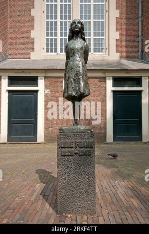 Statua di Anna Frank (realizzata nel 1977 dallo scultore olandese Mari Andriessen, 1897-1979), Amsterdam, Paesi Bassi Foto Stock