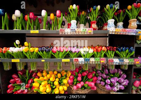 Tulipani di legno in vendita a Bloemenmarkt, mercato galleggiante dei fiori sul canale Singel, Amsterdam, Paesi Bassi Foto Stock