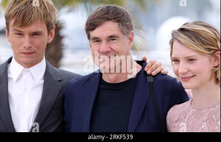 Bildnummer: 55345963 Datum: 13.05.2011 Copyright: imago/Xinhua (110513) -- CANNES, 13 maggio 2011 (Xinhua) -- il regista STATUNITENSE Gus Van Sant (C) posa con l'attore statunitense Henry Hooper (L) e l'attrice australiana mia Wasikowska durante una photocall per il film Restless in concorso per la categoria un Certain Regard al 64° Festival di Cannes, in Francia, il 13 maggio 2011. (Xinhua/Gao Jing) (wjd) FRANCE-FILM-FESTIVAL-CANNES-RESTLESS PUBLICATIONxNOTxINxCHN Kultur Entertainment People Film 64. Internationale Filmfestspiele Cannes Photocall kbdig xkg 2011 quer Bildnummer 55345963 Data 13 05 2011 Foto Stock