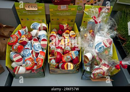 Semi di piante in vendita in scarpe di legno tipiche a Bloemenmarkt, mercato galleggiante dei fiori sul canale Singel, Amsterdam, Paesi Bassi Foto Stock