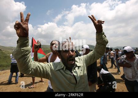 Bildnummer: 55349455  Datum: 15.05.2011  Copyright: imago/Xinhua TEL AVIV, May 15, 2011 (Xinhua) -- Demonstrators attempt to infiltrate the security fence during a demonstration in Golan Heights, near the Druze town Majdal Shams, May 15, 2011. Four were reportedly killed and dozens were wounded Sunday afternoon when Israel Defense Forces (IDF) troops opened fire on hundreds of demonstrators attempting to infiltrate the security fence between Israel and Syria in Golan Heights, local media reported. (Xinhua/JINI) (zf) SYRIA-ISRAEL-SECURITY SEPERATION AREA-CLASHES PUBLICATIONxNOTxINxCHN Gesellsch Stock Photo