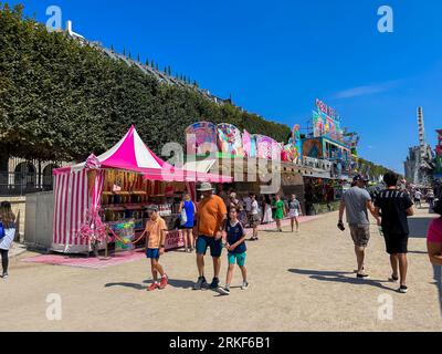 Parigi, Francia, grande affluenza di persone, turisti che visitano l'evento pubblico "Fête des Tuileries", Giardino delle Tuileries, quartieri, ragazzi parigi, bambini, front, park life parigi di giorno Foto Stock